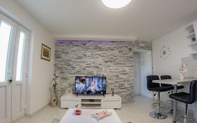 S & V Deluxe Apartments